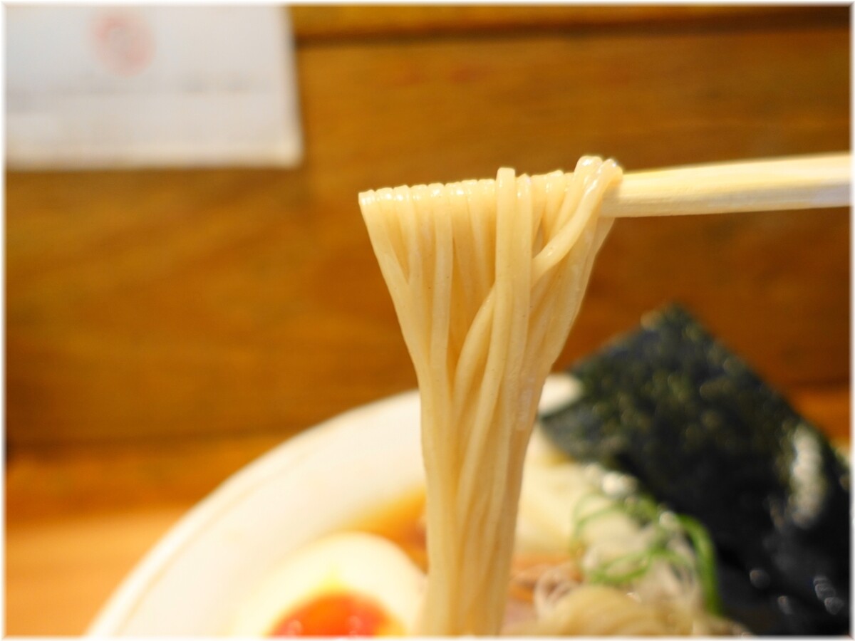 麦苗 醤油らあめん上トッピングの麺