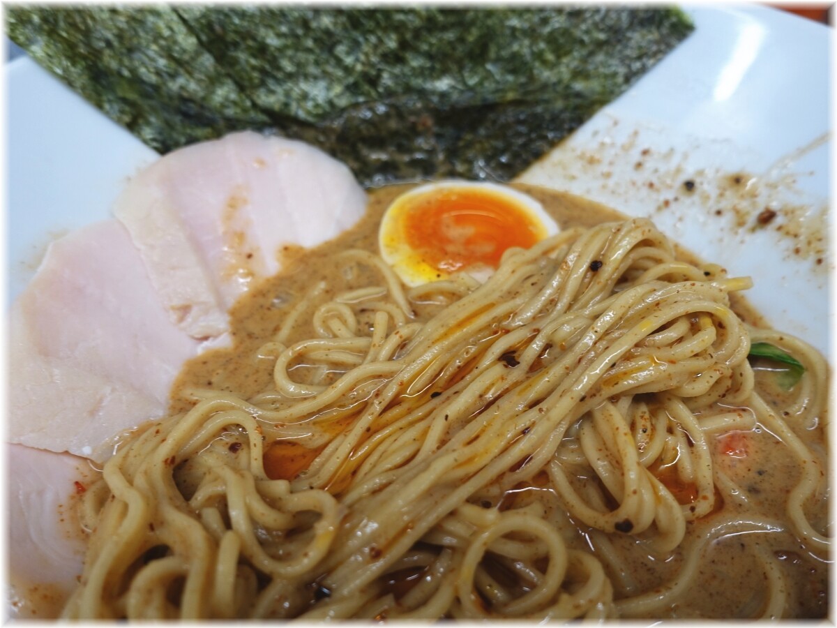 ウミノイロ 特製濃厚海老ソバに旨味香味オイル