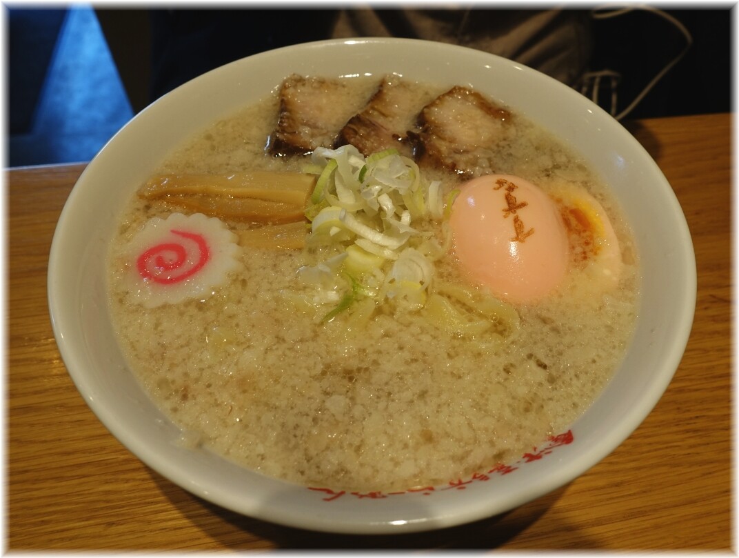 愛絆 山塩ラーメンの背脂入りと手打ち麺に変更