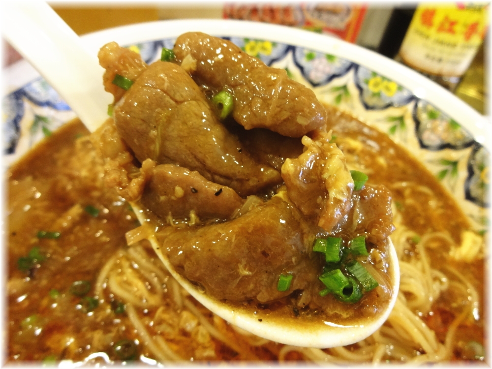 揚州商人目黒本店2 プレミアムスーラータンメンの牛肉