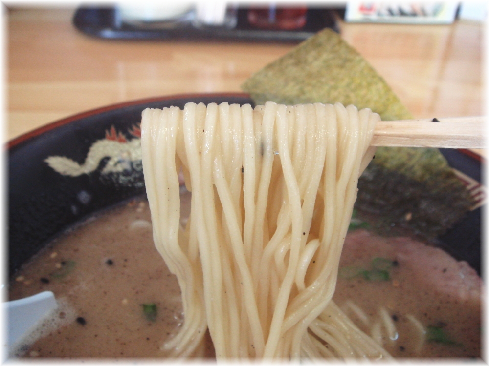 大勝園 黒とんこつラーメンの麺