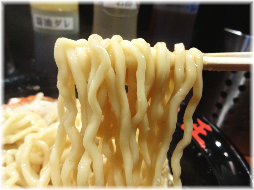 油王 鶏豚油そばの麺