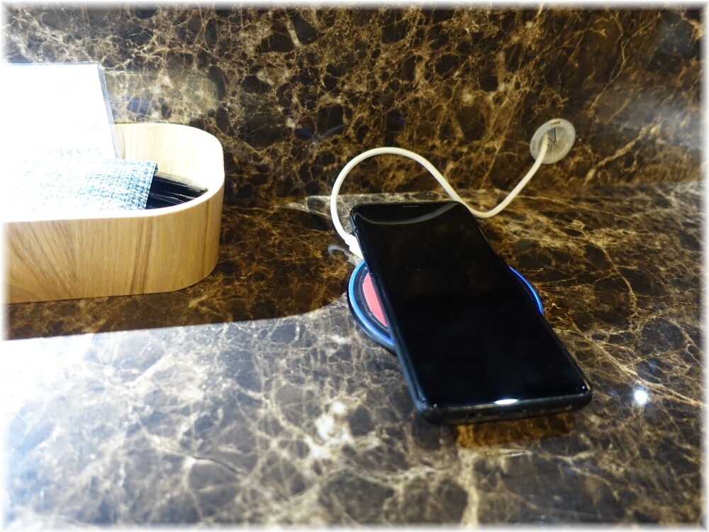 ただいま変身中 ワイヤレス充電器
