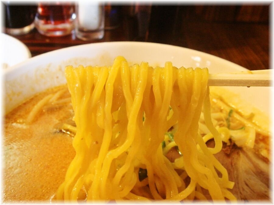 北海道らーめん初代 おろちょん味噌の麺