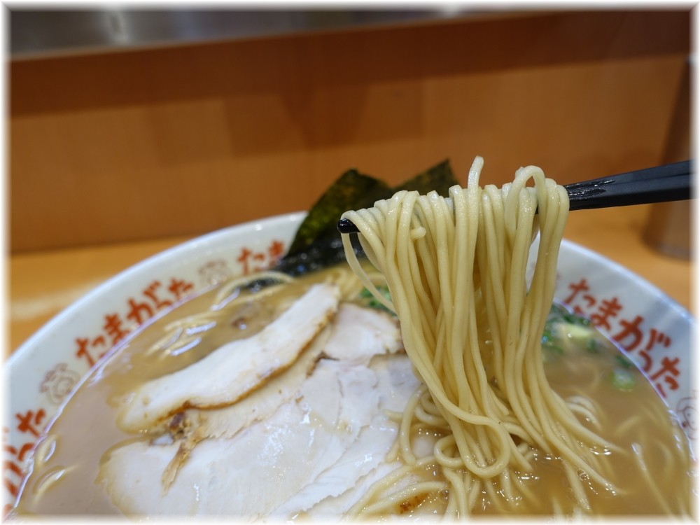たまがった横浜西口店 チャーシューメンの麺