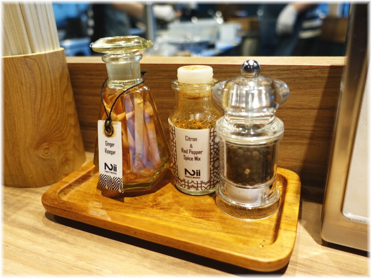 nii 卓上の調味料