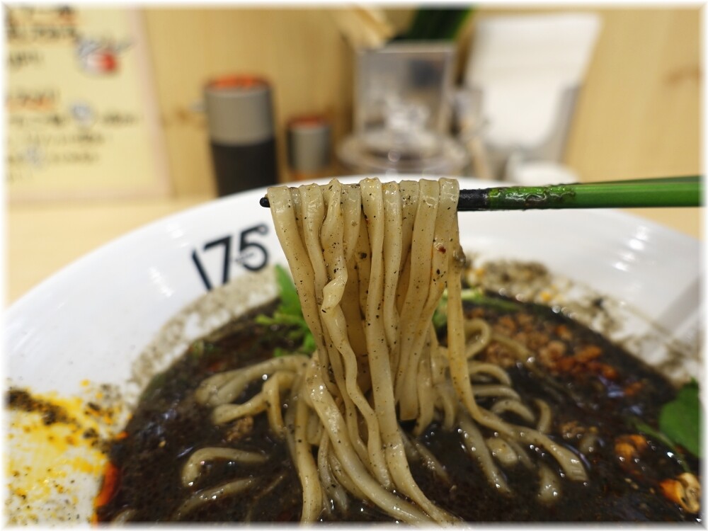 175°DENO担担麺TOKYO 汁あり黒胡麻担担麺の麺