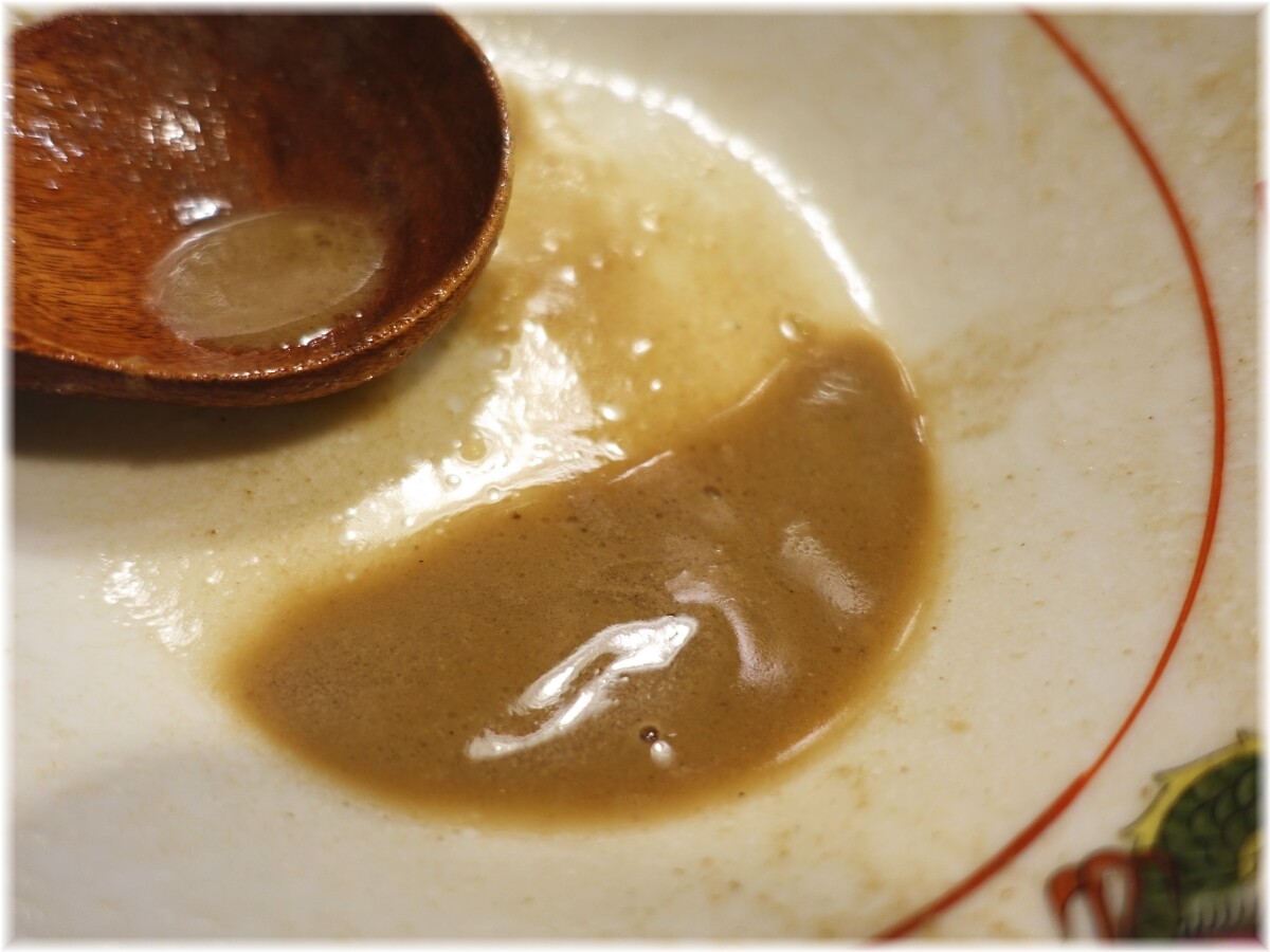 ハナレ 濃厚豚骨らぁめん(白)のスープ
