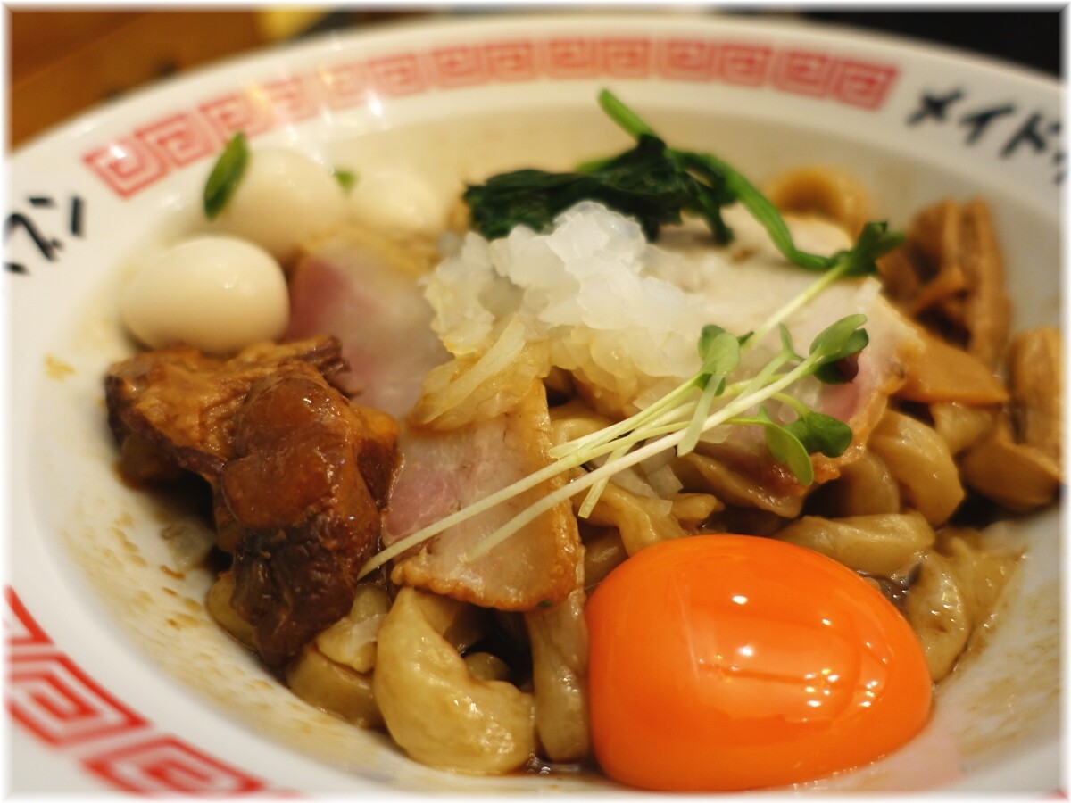 メイドインヘブン 油そば並に青東うずらと卵黄の具