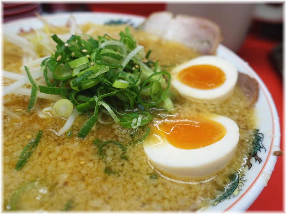 魁力屋北与野店 みそ味玉(背脂多め)の具