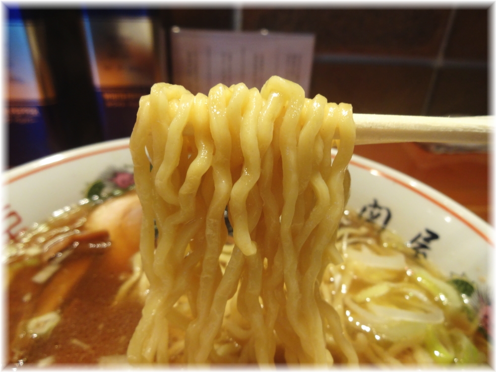 井関屋 肉そばの麺