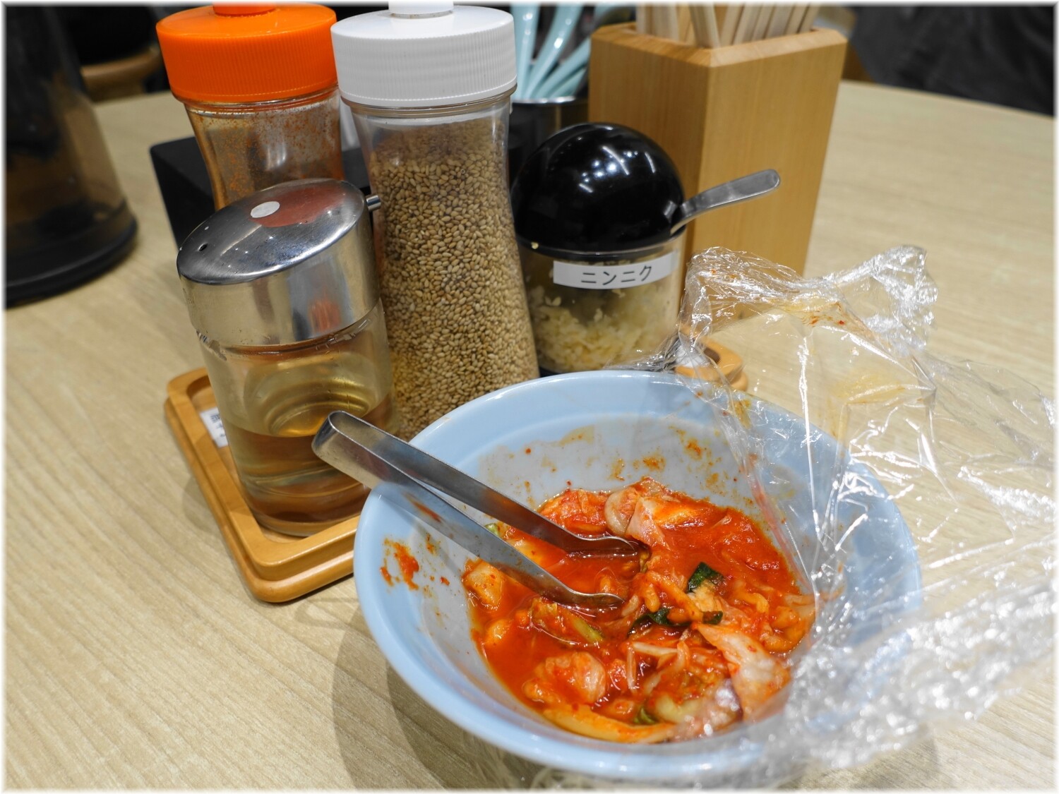 たきちゃんラーメン2 卓上の調味料等と無料のキムチ
