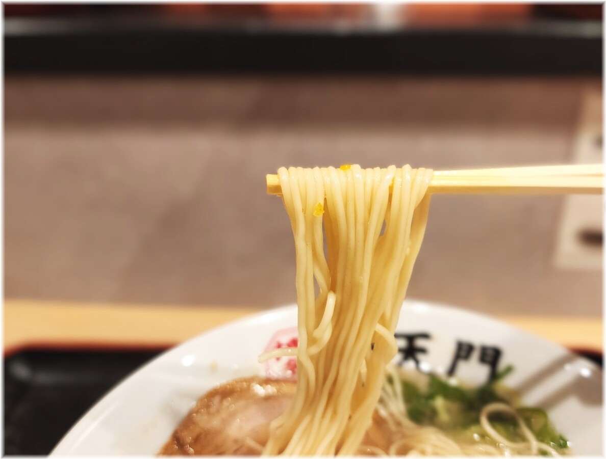 一天門 和風とんこつラーメン半熟煮玉子入りの麺