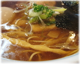 麺処びぎ屋 醤油らーめん半熟味付玉子入りのスープ
