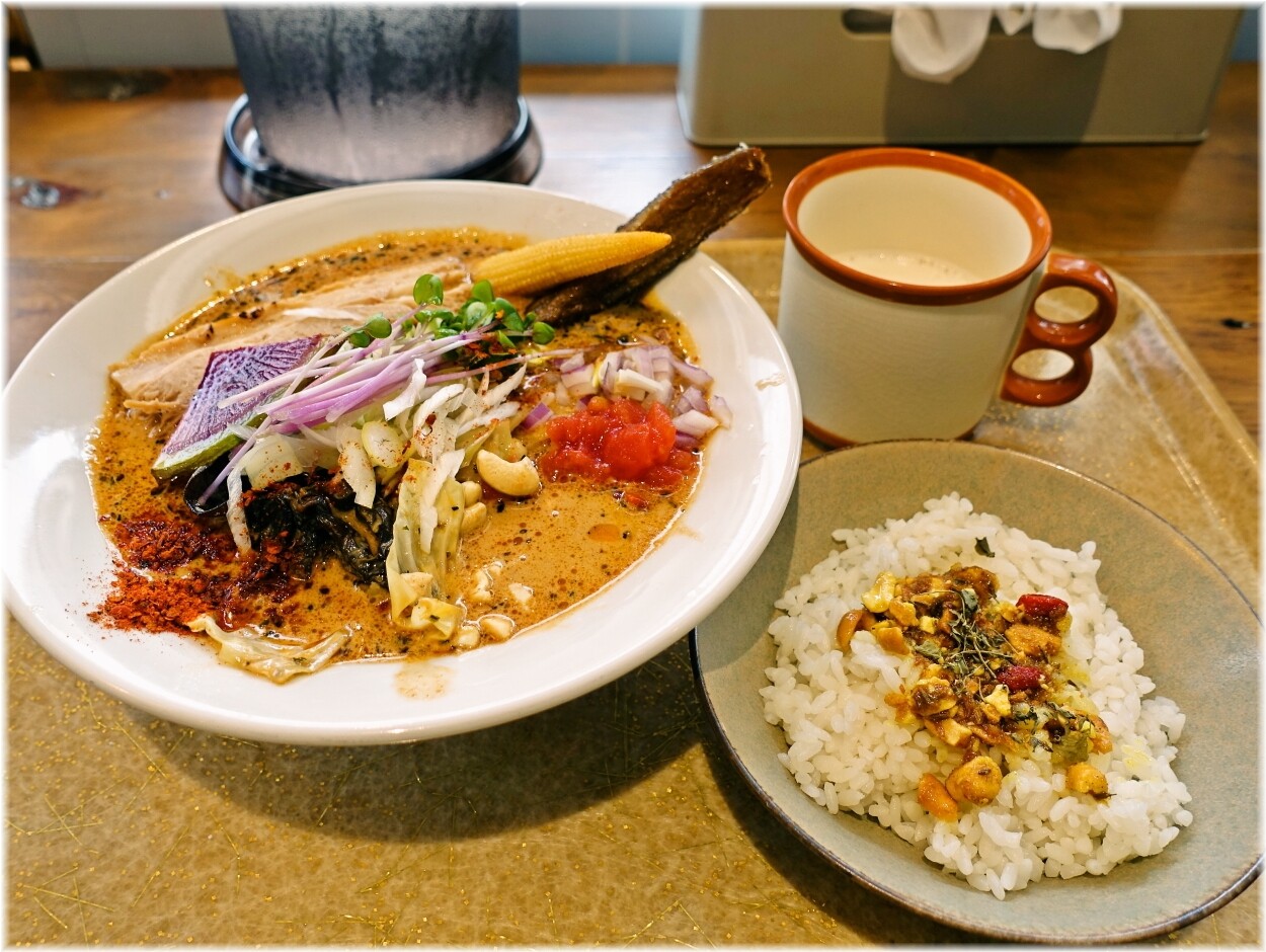 点と線.スパイスラーメンのセット