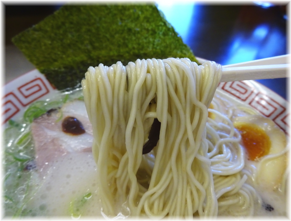 替玉食堂 博多玉子ラーメンの麺