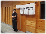 麺創研かなで 外観と店主