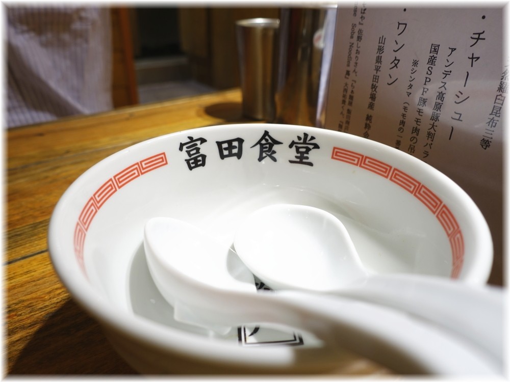富田食堂 レンゲ置きの丼