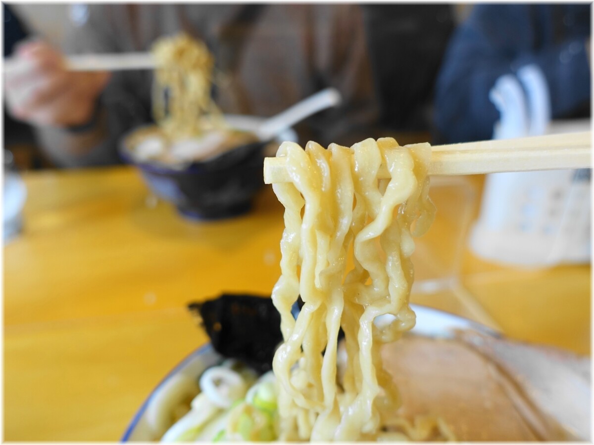 ケンチャンラーメン余目店 中華そば(小盛)の麺