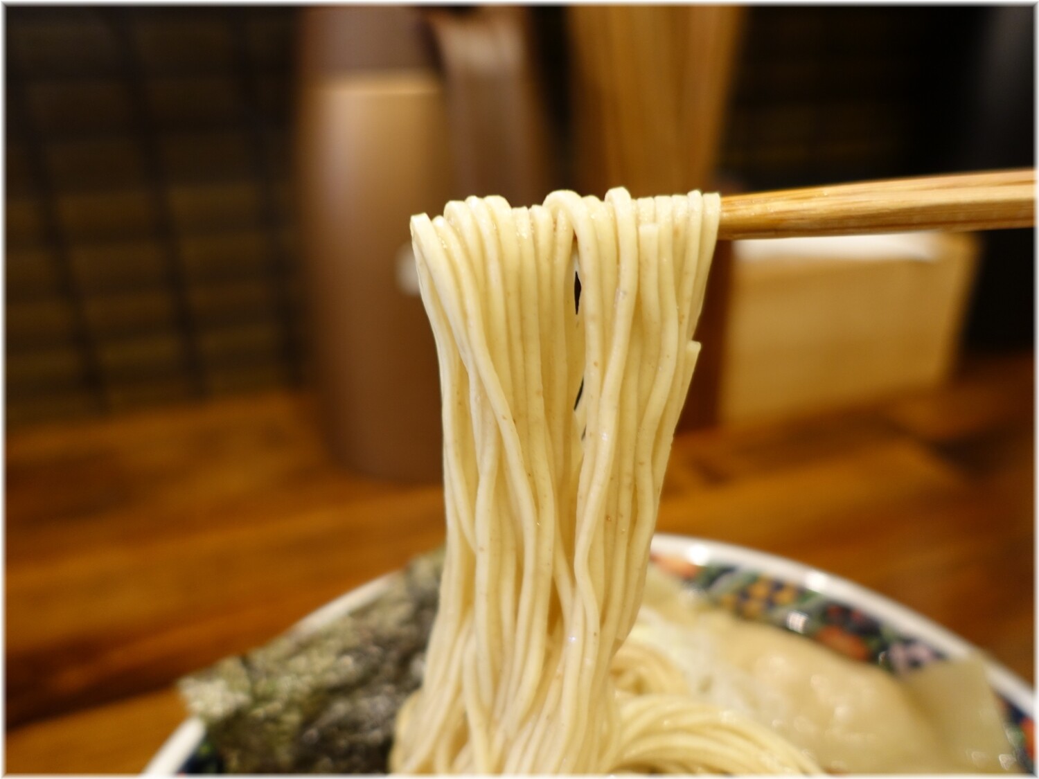 奈つやの中華そば2 奈つやのもちもちワンタン味玉中華そば.の麺