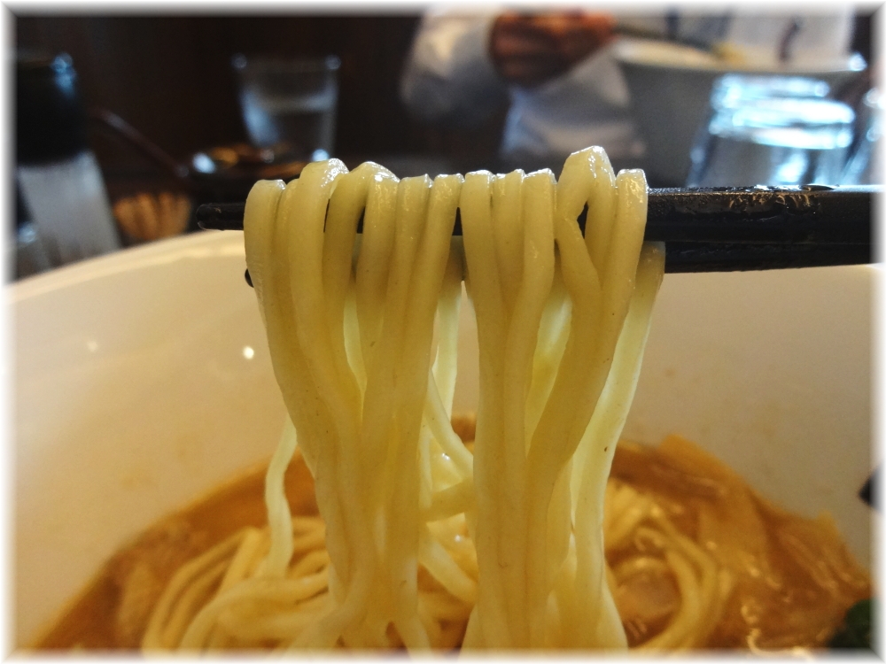 麺処hachi3 濃菜醤油ラーメンの麺