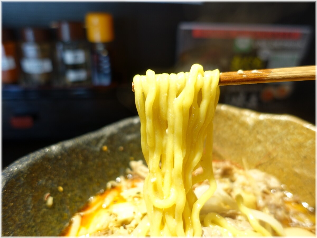 ひつじの木2 ラム肉盛り辛味噌らーめんの麺