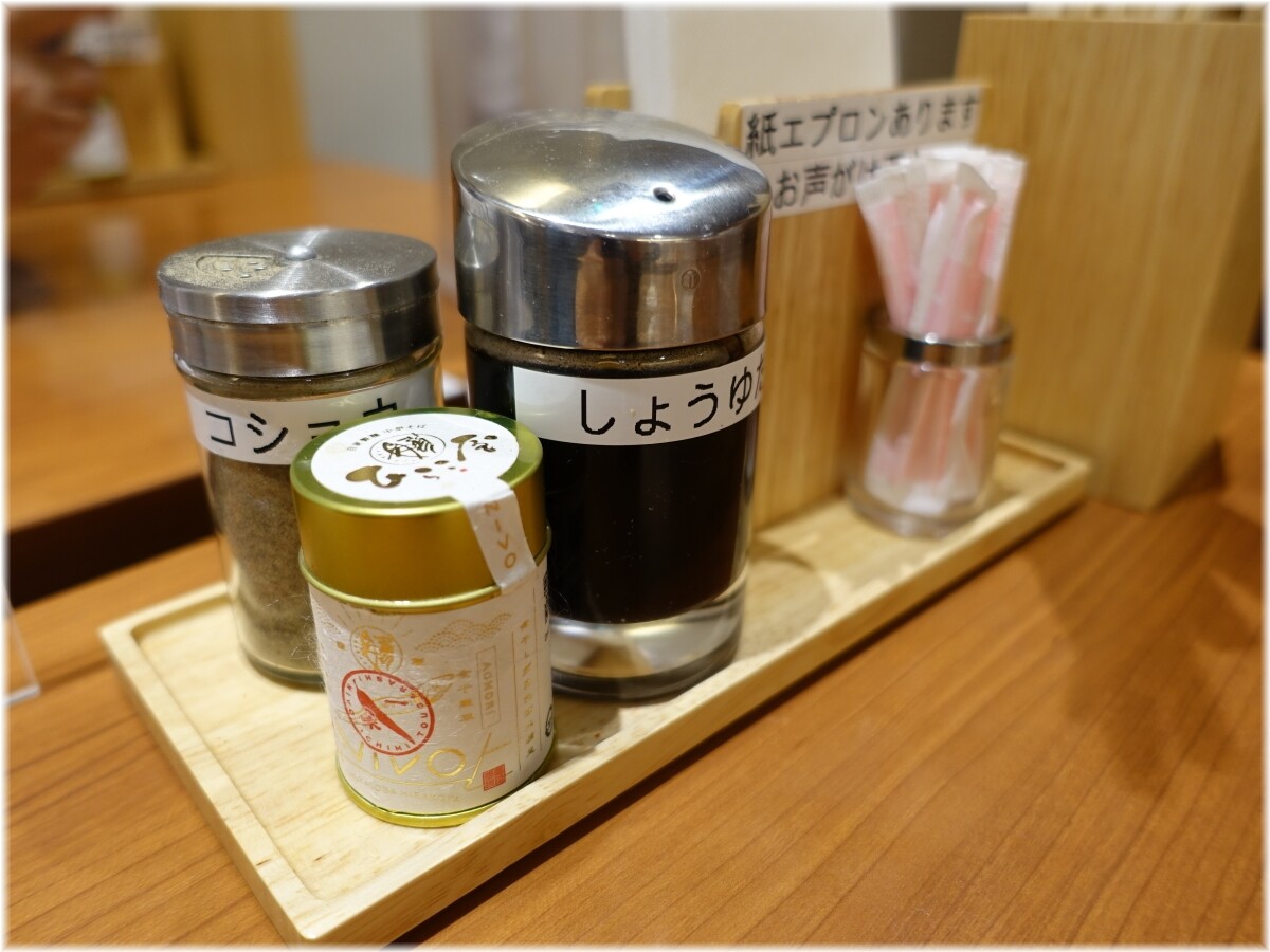 ひらこ屋TRS店2 卓上の調味料