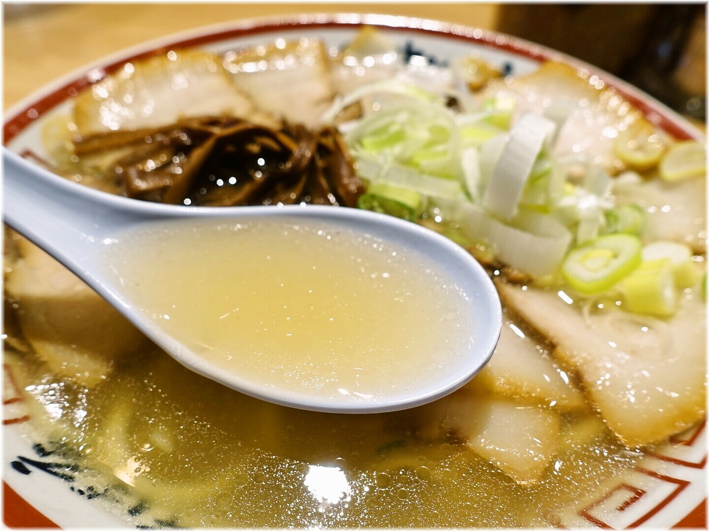 田中そば店田町タワー店 肉そばのスープ