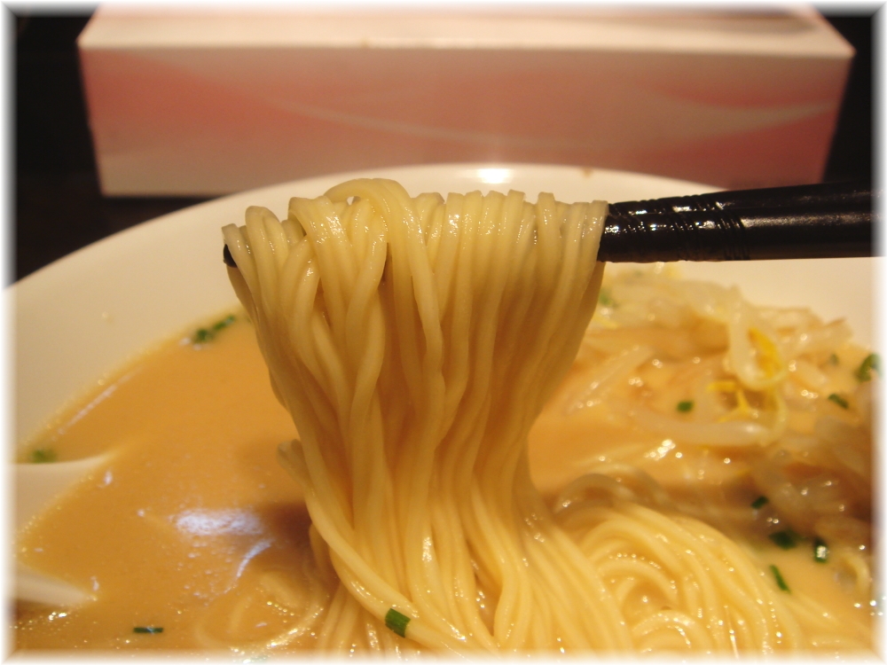 酉圓屋 黒圓(しょうゆ)の麺