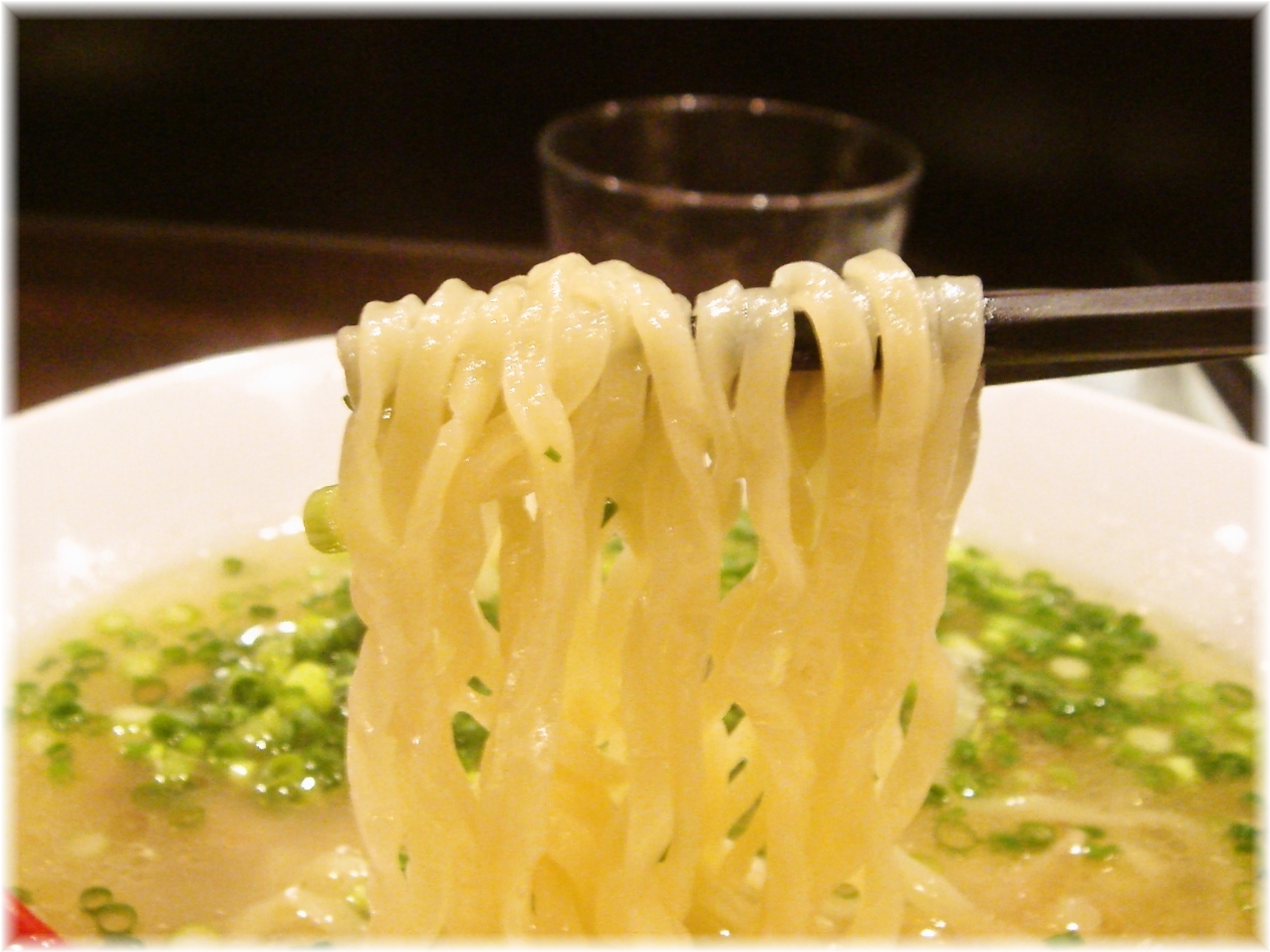 いっぱち 塩らーめんの麺