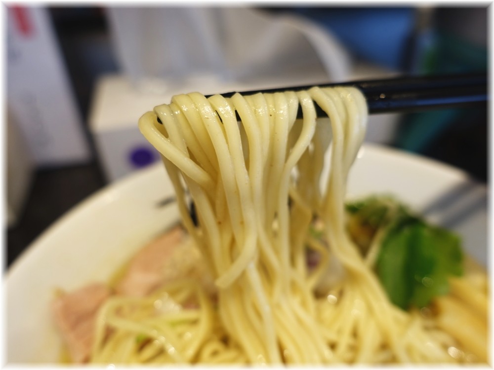 にぼ乃詩 淡麗煮干しそばの麺