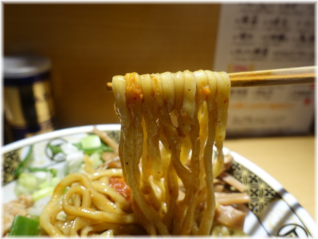 凪西新宿7丁目店2 辛味噌煮干油そばの麺