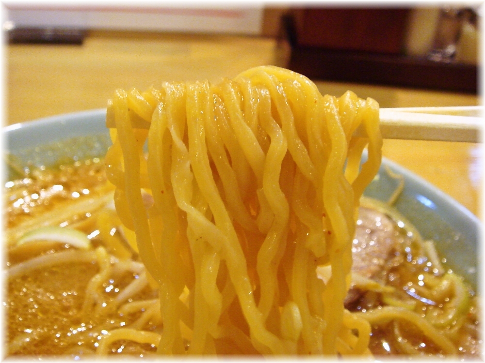 ラーメンさんぱち 味噌ラーメンの麺