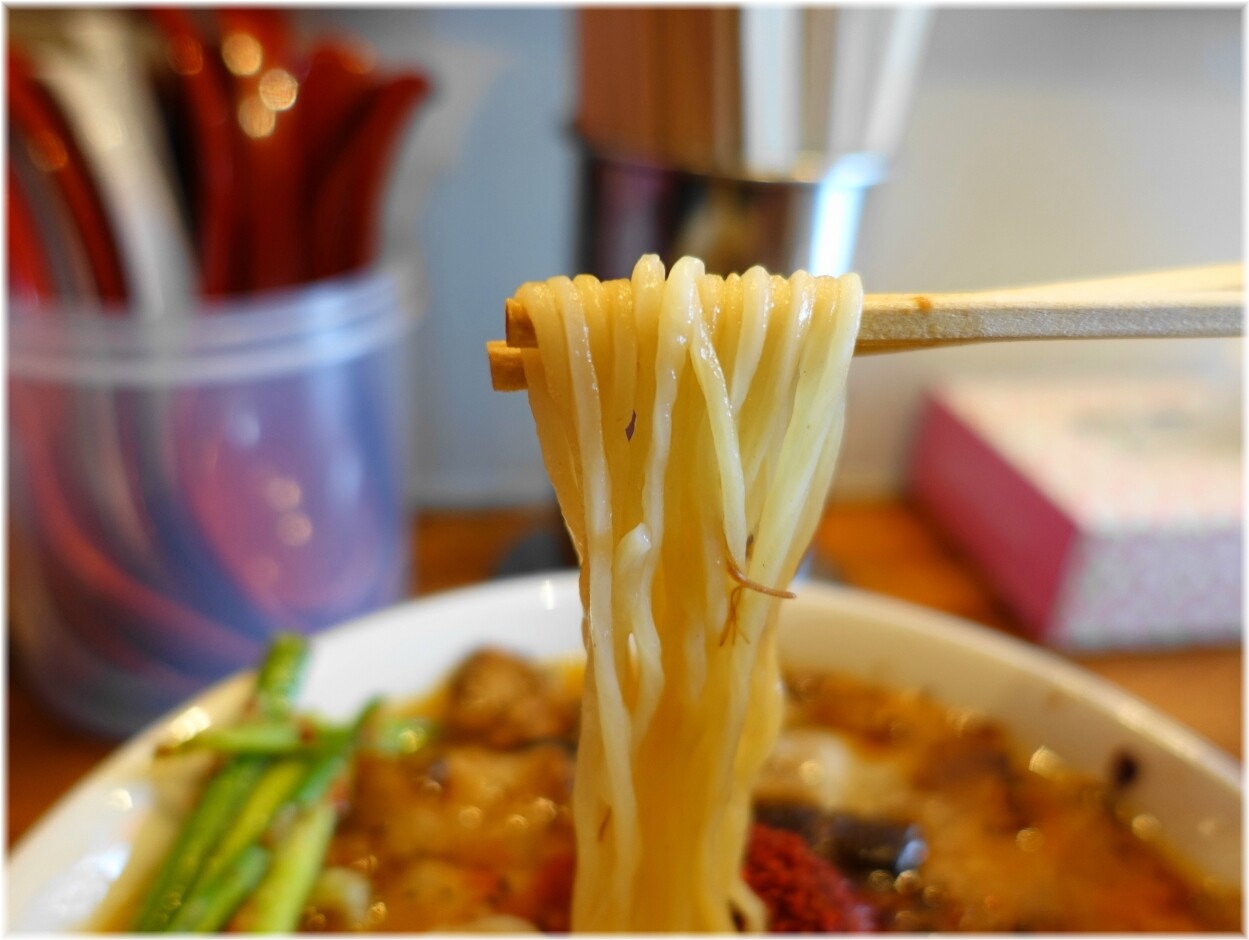 焼豚ラーメン葛飾店 焼豚ラーメン(半辛)の麺