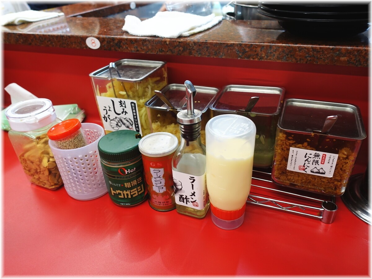 王道家直系 IEKEI TOKYO 卓上の調味料