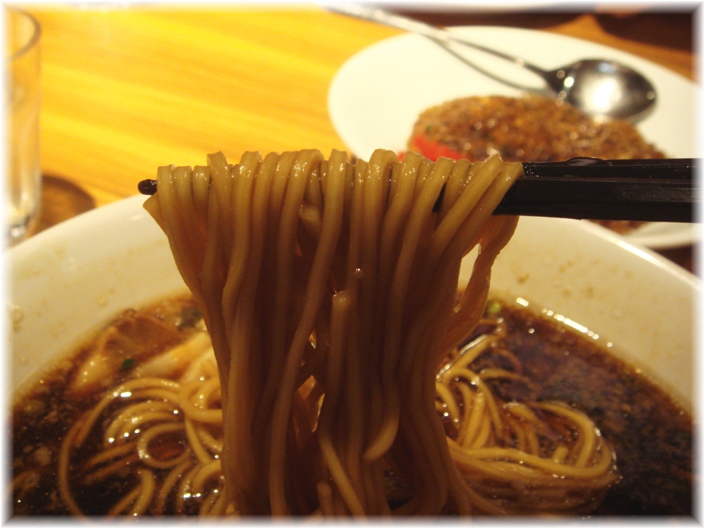 奉天食堂 中洲ブラックの麺