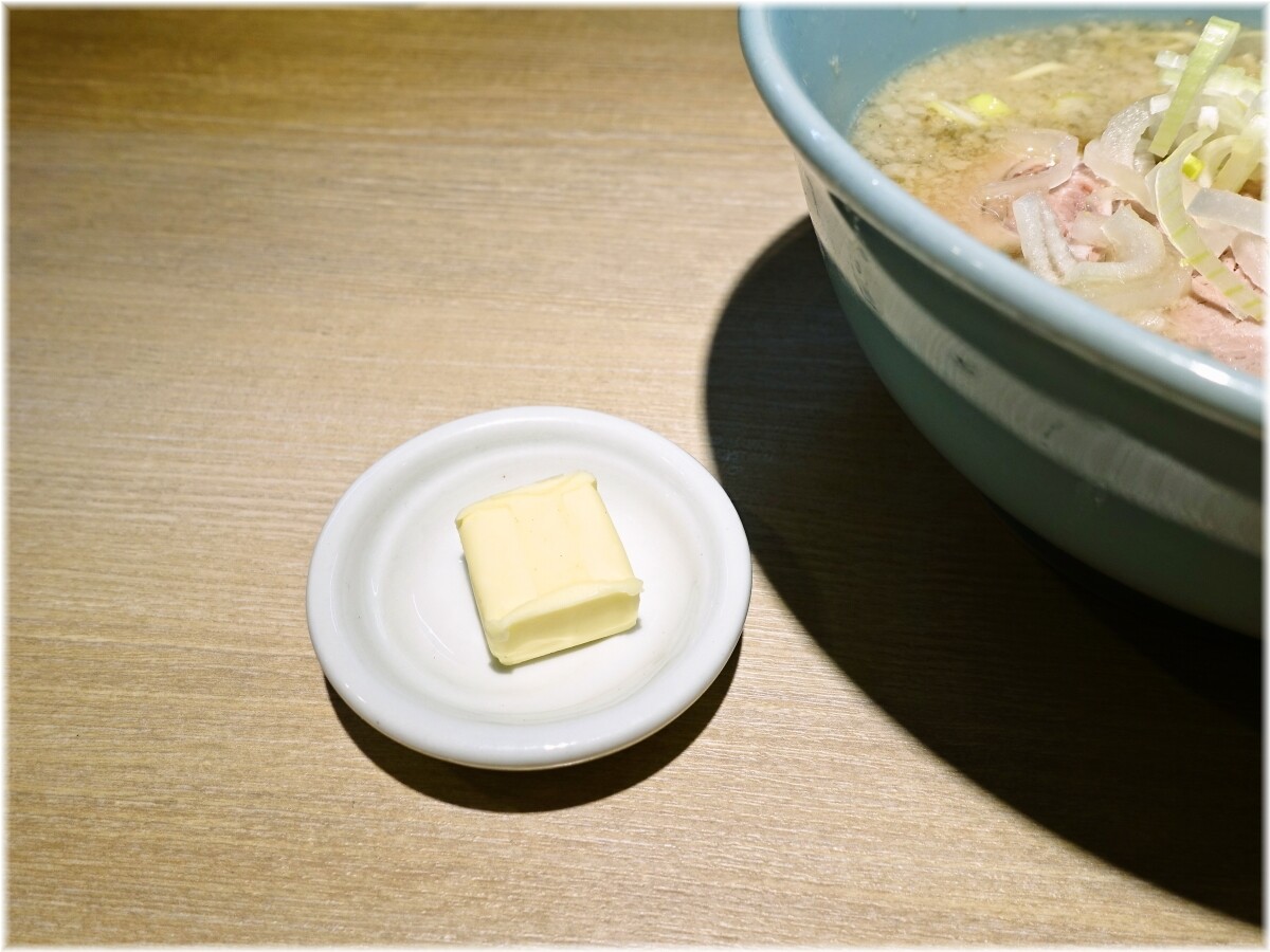 まるえ中華そば(朝ラーメン) バター別皿