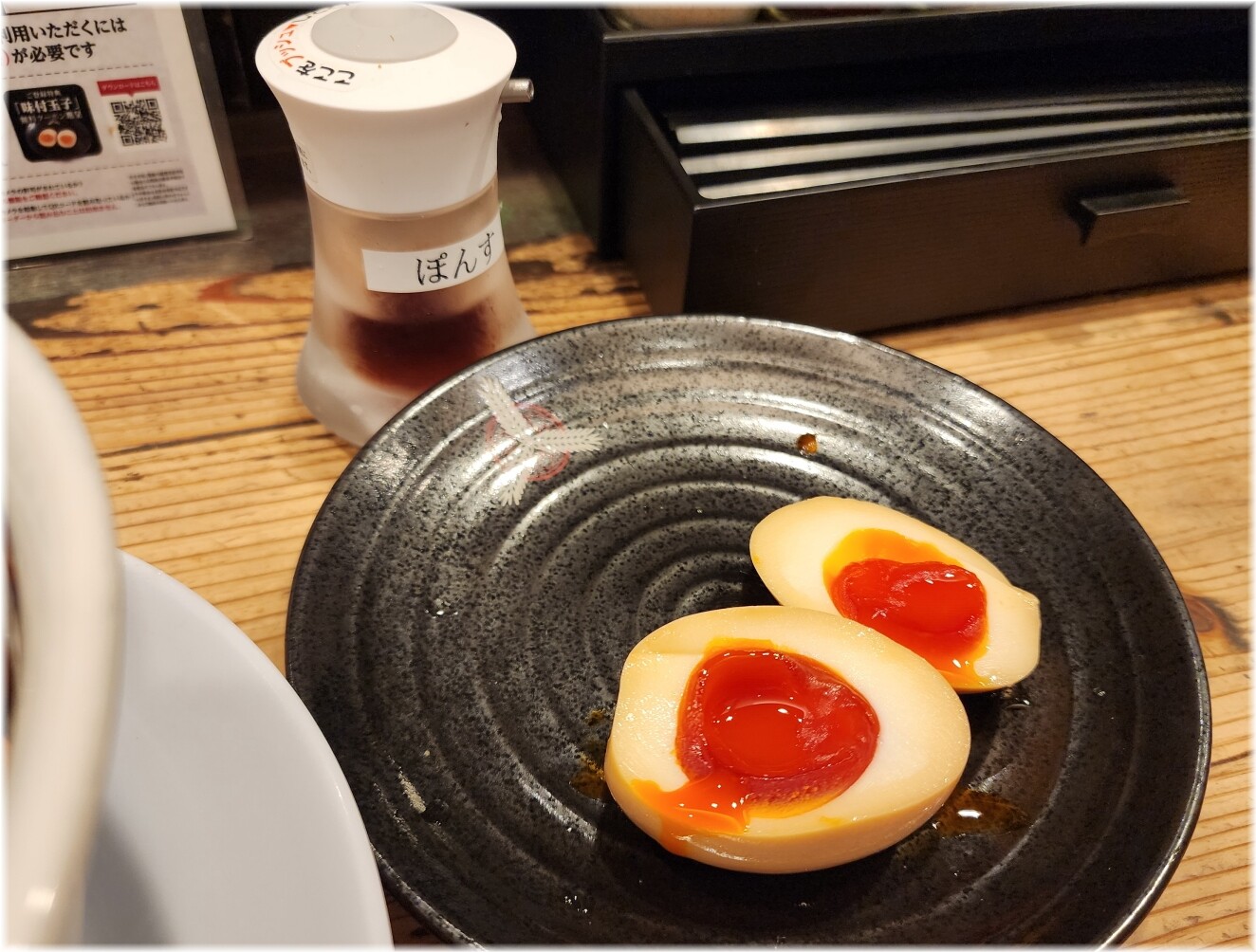 三田製麺所19 鬼おろしぶっかけ冷やし麺に付属のポン酢とクーポン味玉