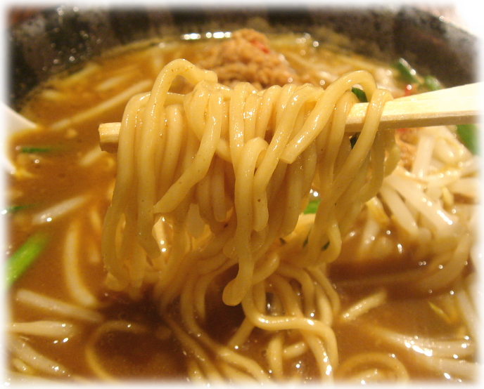 麺屋ここいち にらもやしカレーらーめんの麺