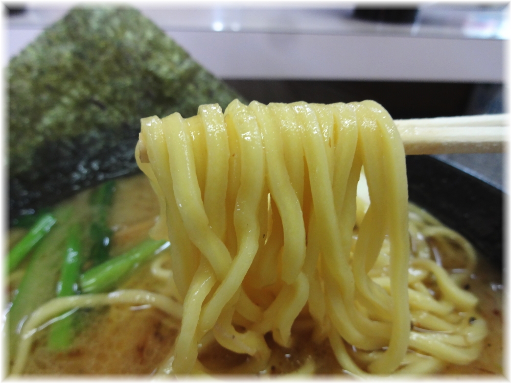 丸新らぁめん 和風とんこつプレミアムバージョンの麺