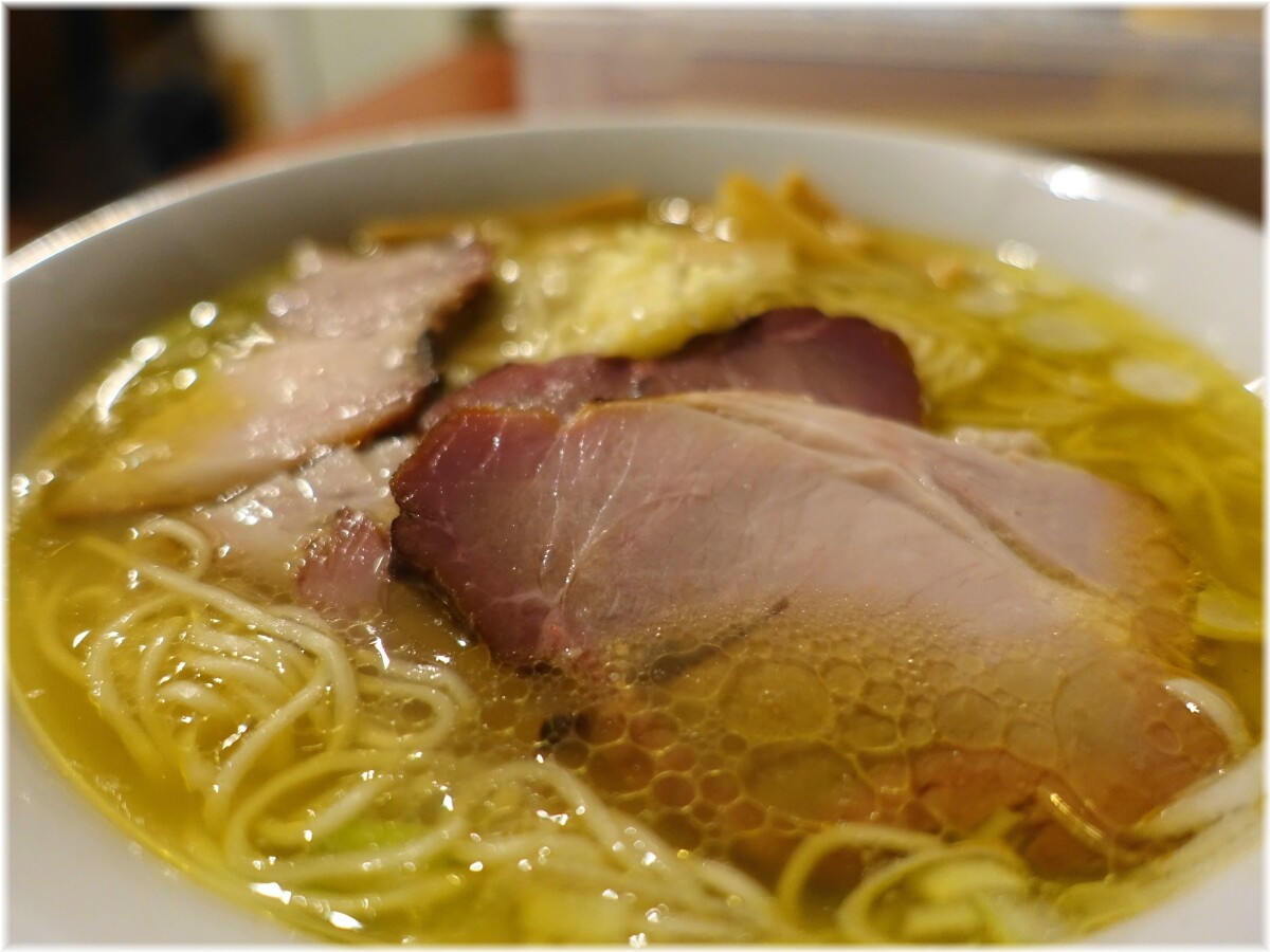 凛渋谷店2 細麺塩にハーフ炭火焼豚の具2