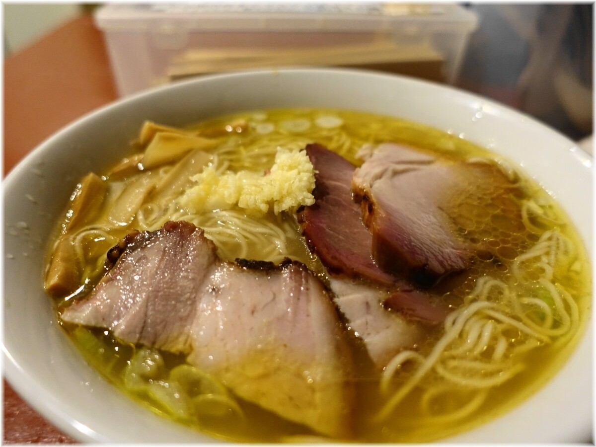 凛渋谷店2 細麺塩にハーフ炭火焼豚の具