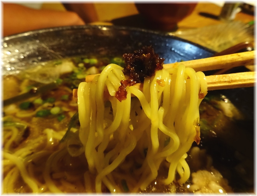 酒房りしょう 醤油ラーメンの麺に揚げネギ