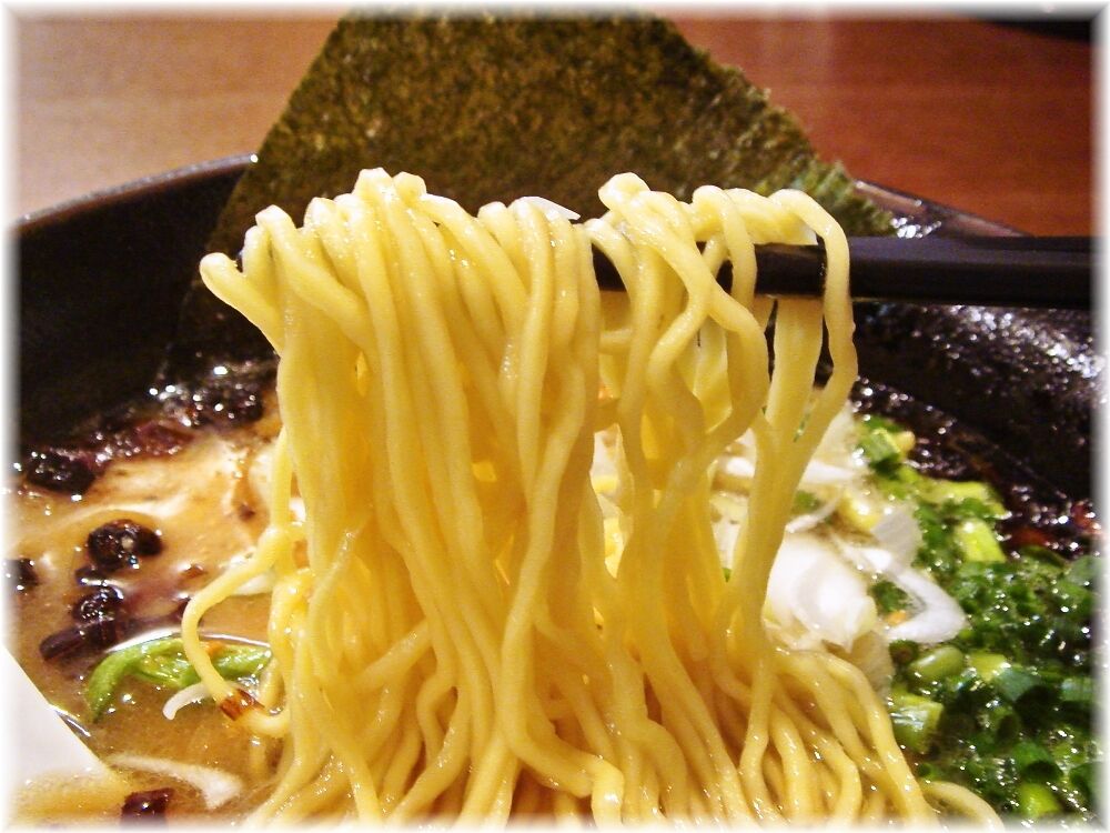 らうめん纏 特製焦がし醤油白湯らうめんの麺
