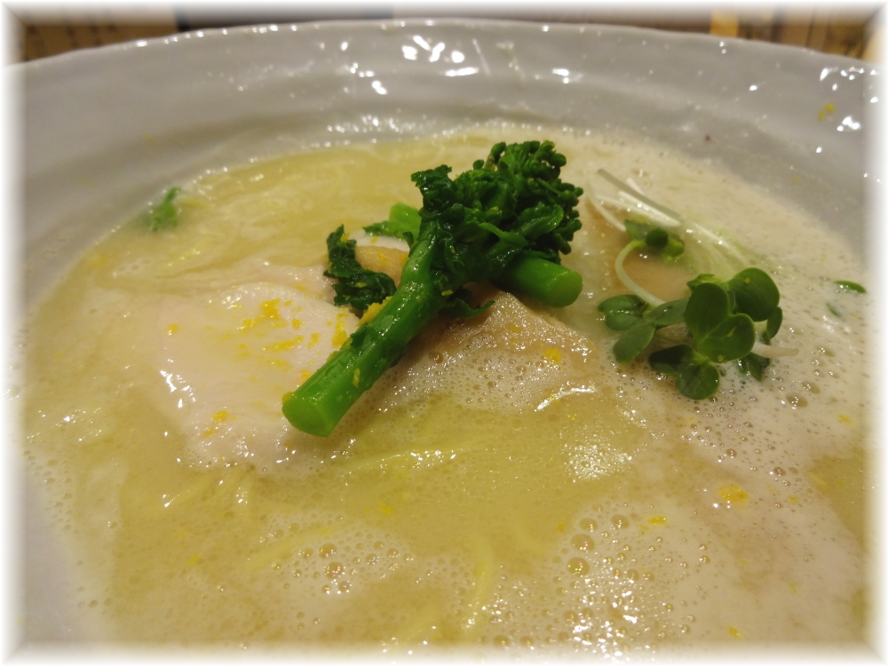 銀座篝 鶏白湯SOBAのスープ