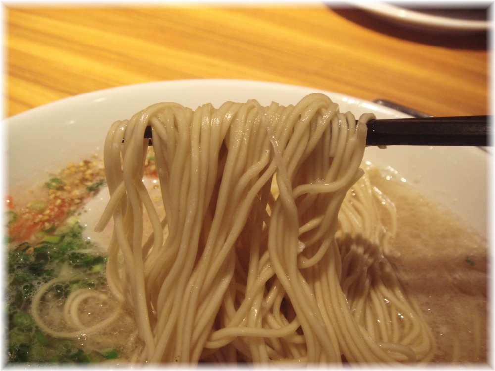 奉天食堂 中洲とんこつの麺