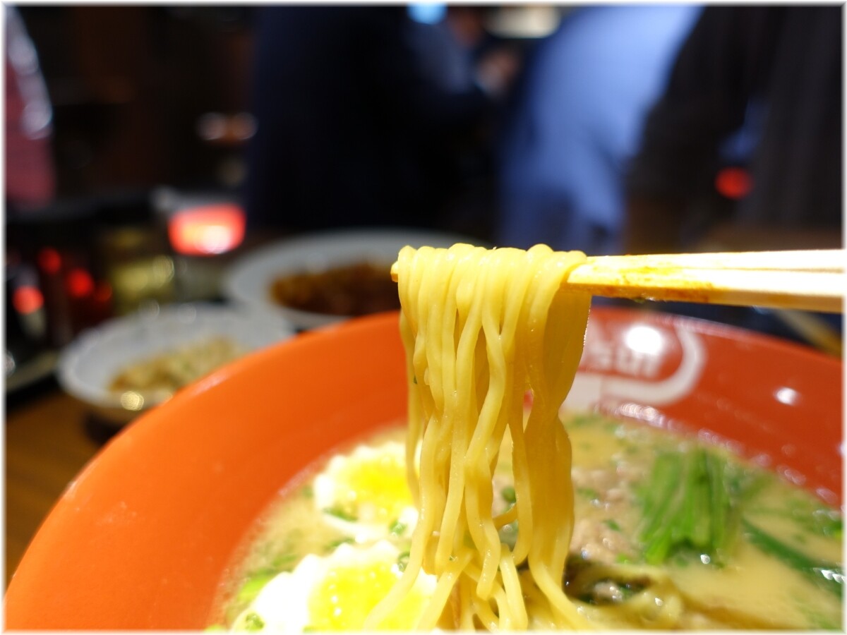 三田ラーメン酒場 三田牛骨醤油ラーメンの麺