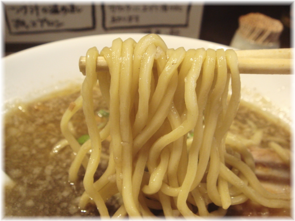 麺屋航 目黒ブラック煮干しそばの麺