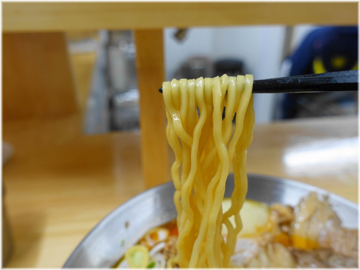 王子金麦ラーメン 激辛チャーシュー麺にんにくW増しの麺