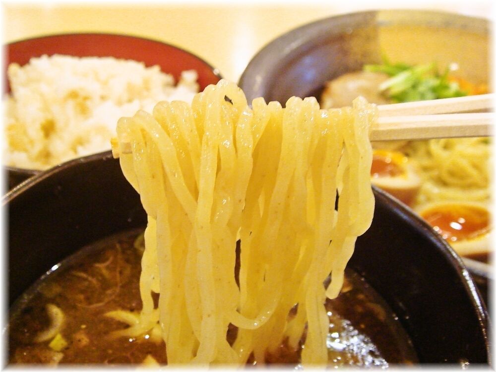 くにがみ屋 まんぷくセット(醤油)の麺